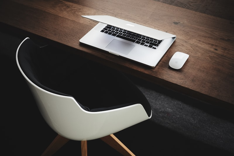 Arbeitsplatz mit Laptop